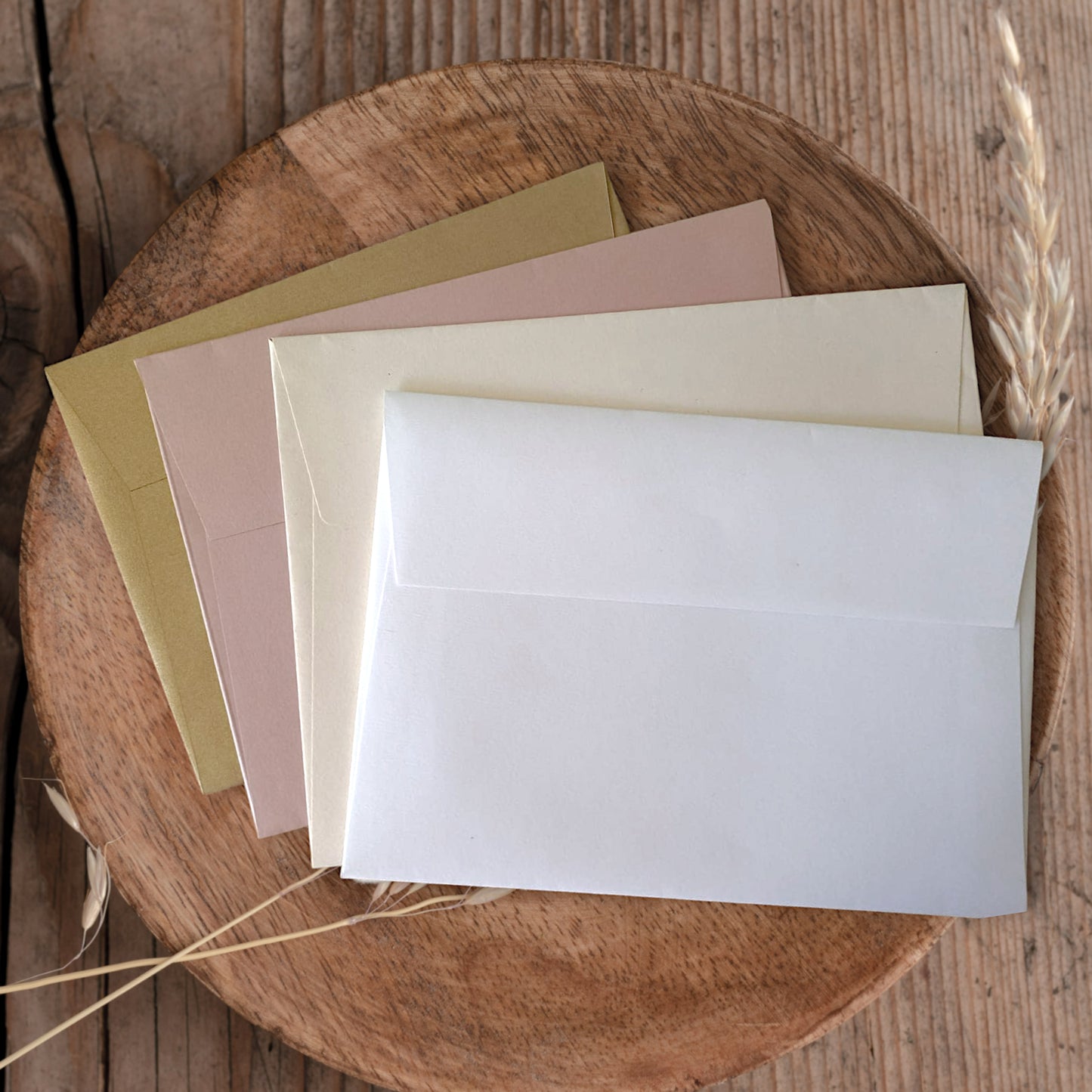 Sobre color en papel satinado