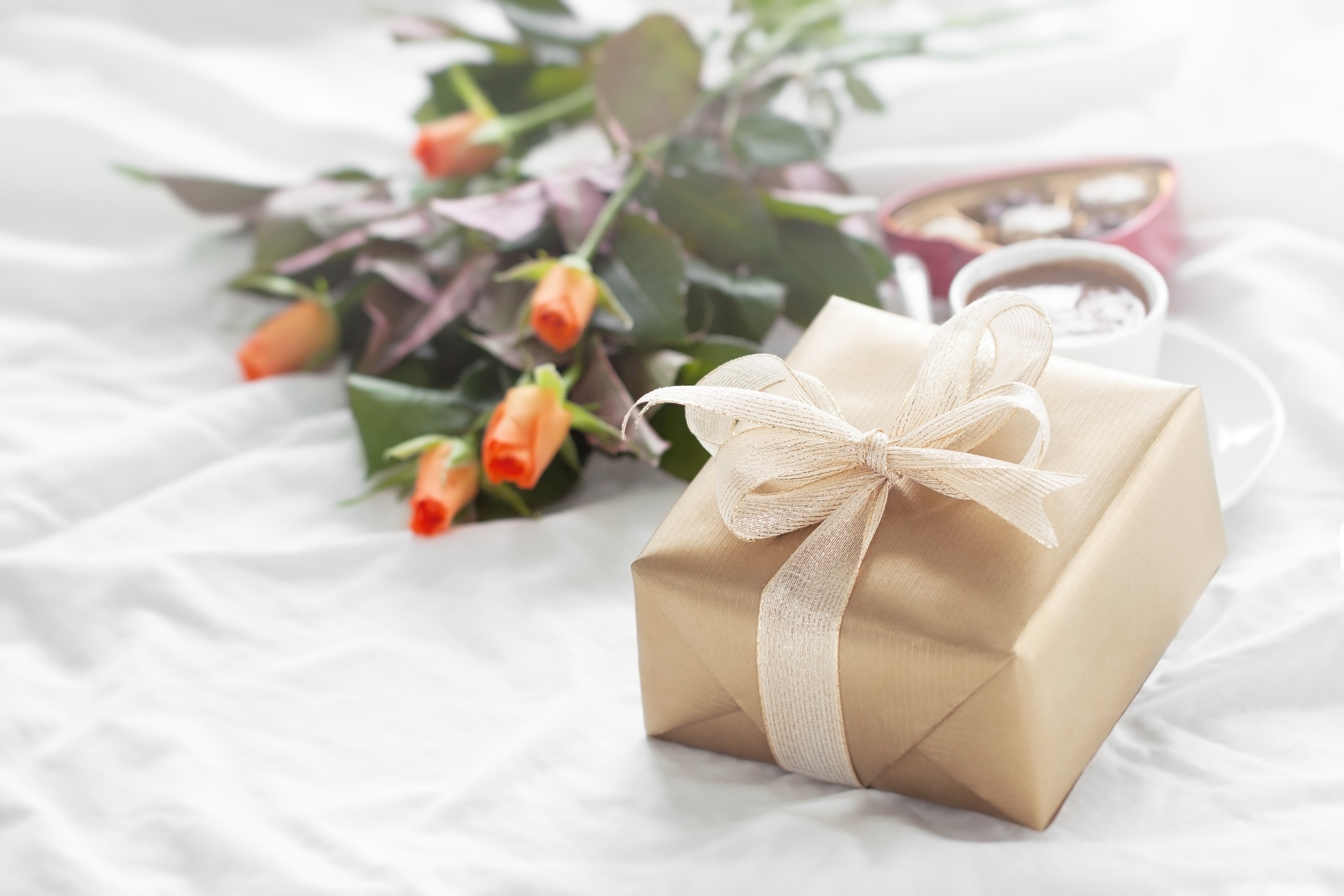 golden-gift-with-golden-bow-flowers.jpg__PID:aa215514-8696-4266-9bc4-5513357c5aac